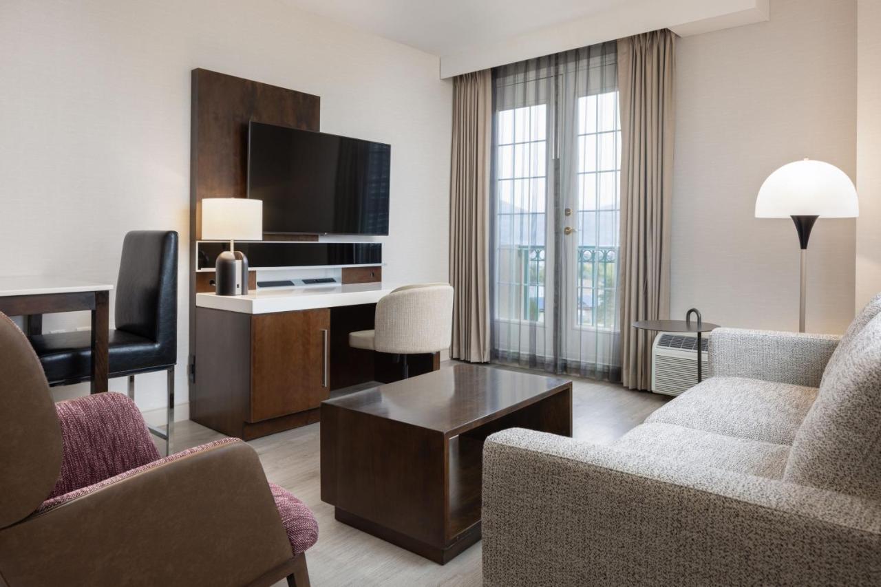 Delta Hotels By Marriott Grand Okanagan Resort Kelowna Exterior foto