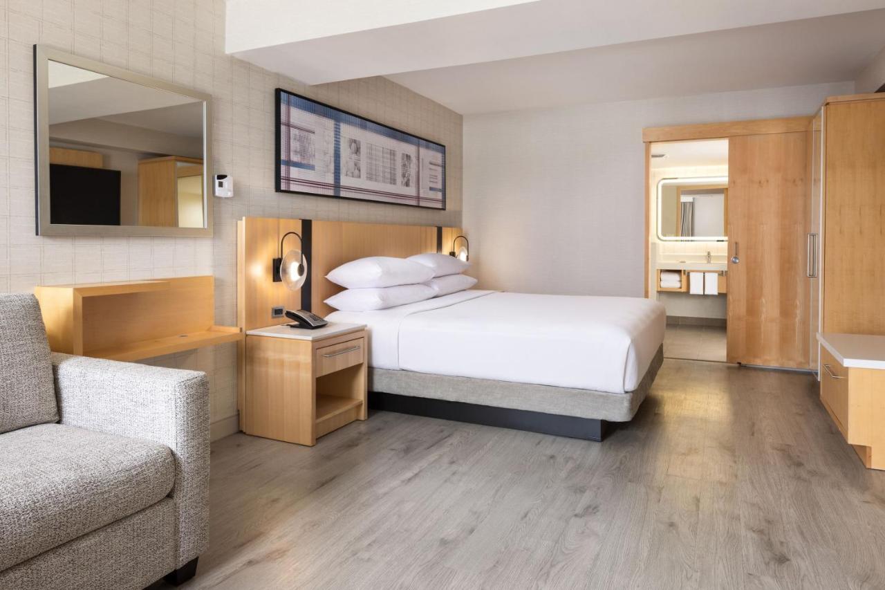Delta Hotels By Marriott Grand Okanagan Resort Kelowna Exterior foto